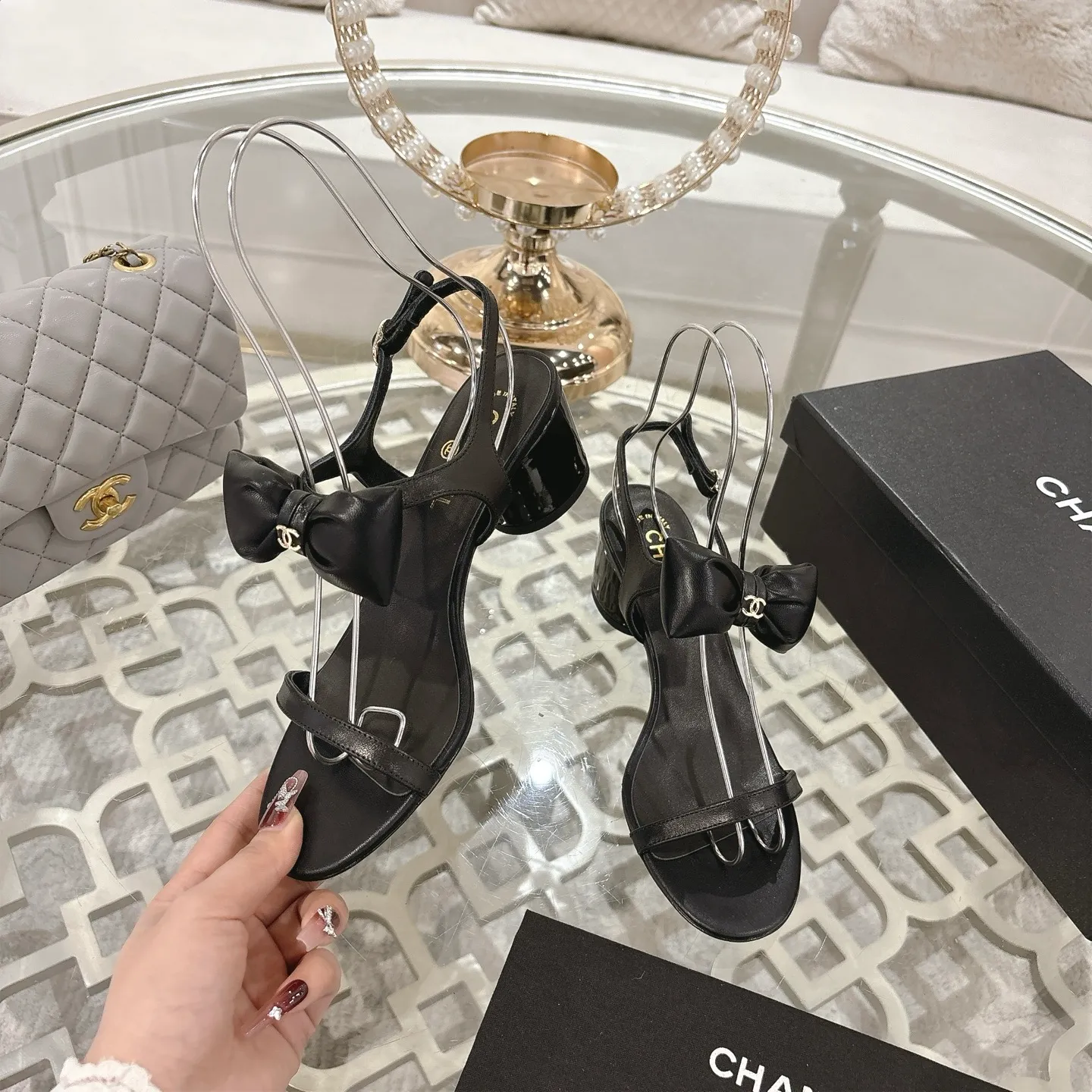 👟👟Ex-factory price 560👟👟 CHANEL 25ss spring and summer new counter top double C bow sandals. This classic design; bow with double C embellishment, playful and elegant, multiple color matching elements... Diversified mix and match is very beautiful and versatile, very light and comfortable on the feet, super delicate and elegant... ꫛꫀꪝ Go➫ Material: Upper: Original customized imported sheepskin Inner: Original custom-made sheepskin lining Outsole: Original custom-made Italian through-dyed genuine leather outsole Size: 35–40 (40 and 41 are custom-made and cannot be returned or exchanged)